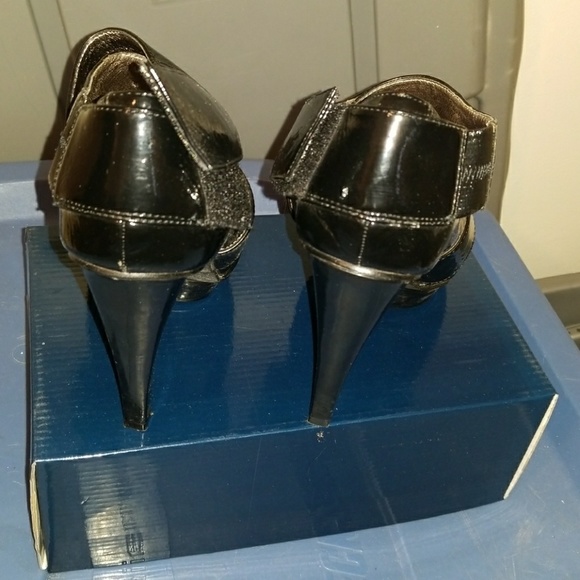 Shoee - Picture 3 of 5